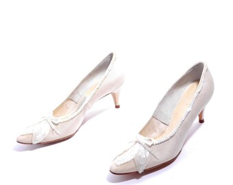 Size 8.5// Vintage Town & Country Shoes// Cream Sequins Medium Heel Pumps// Pointed Toes White Pumps// 206