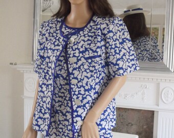 Vintage 1980s faux silk dress, jacket and hat. Royal blue & white suit, mother of the bride suit A1047