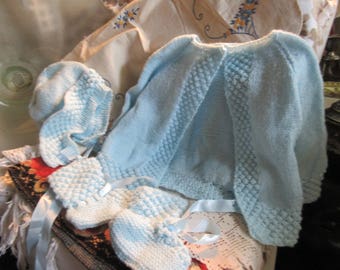 ensemble de bébé tricoté à la main, layette, bleu pâle, pull, bonnet, chaussons, excellent état, joliment tricoté, cadeau de shower, bébé vintage
