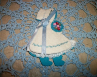 a Vintage OLD FASHIONED GIRL Felt Pin Holder & Sachet