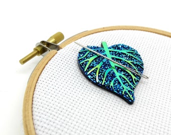 Green leaf needle minder - nature magnet for cross stich - glitter leaf needle nanny - needleminder for embroidery