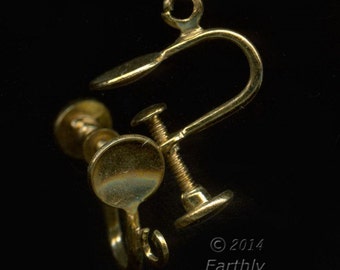Vintage brass screw back with cup earring component. 1 Pair. b9-2312(e)
