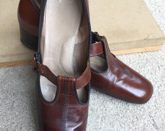 Brown Leather Buckle Pumps Shoes 1960