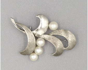 Signed Mikimoto Sterling Silver And Pearls Smooth And Textured Pin