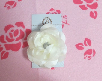 Super pretty white flower clip