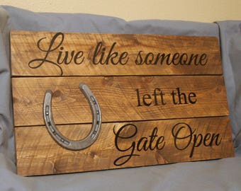 Live Like Someone left the Gate Open- Western Rustic Pallet Sign- Reclaimed Wood- Primitive Home Decor- Horse Barn Sign with Horseshoe