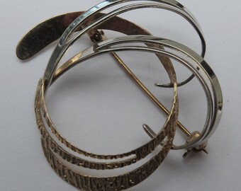 Vintage 9ct Gold Two-Tone Swirl Brooch (attractive 1970s brooch in Gold) - 40mm x 35mm - FREE UK SHIPPING