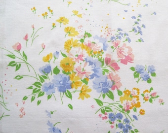 Vintage Sheet Fabric Fat Quarter – Floral Bouquets Daisies Pink Blue Yellow Green