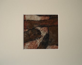 handgevilt schilderij en aardetinten, handgeborduurd en met passe partout.