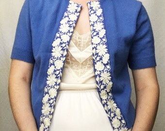 1950s Periwinkle Knitted Orlon Acrylic Embroidered Open Cardigan