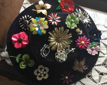 19 flower brooches on a wool hat