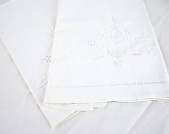 Vintage Set 0f 2 White Embroidered Linen / Décor / Hand Towels