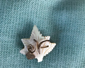 Vintage Niagara Falls carved mother of pearl souvenir pin/brooch