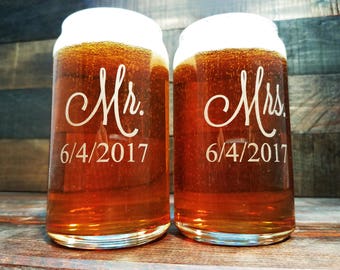 Mr. and Mrs. Beer Glasses Personalized / Beer Can Glass / Custom Wedding Glassware / Etched Wedding Glasses / Gift for the Couple - Set of 2