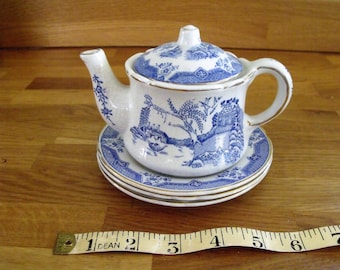 A lovely Shellware childs Teapot with three plates, Willow Pattern