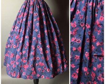 Vintage 50s skirt / 1950s skirt / floral skirt / full pleated skirt / cotton skirt / navy pink skirt / 6018