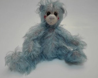 BOWEN, a hand stitched artist bear made of Schulte mohair.