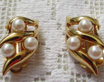 Vintage Marvella dainty abstract pearl gold plated clip on earrings