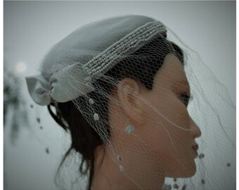 Vintage Fascinator hat/Birdcage 80s/sheer silk/pearl grey color/veils/formal hat