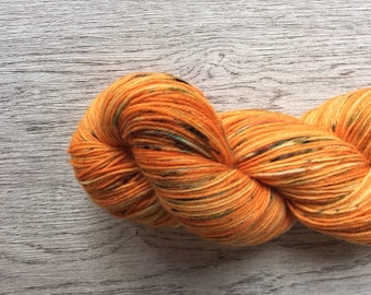 PUMPKIN SPICE. Sokkenwol, Orange. Wool/nylon. 100 Gr. 400 m. Pen 2, 5-3 mm.