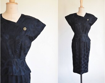 black floral peplum dress | size XS / 0-2 | padded shoulders | lbd little black dress | vintage dress