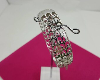 Beautiful Trifari Cutaway Silver tone Bracelet Hinged Cuff Delicate safety chain