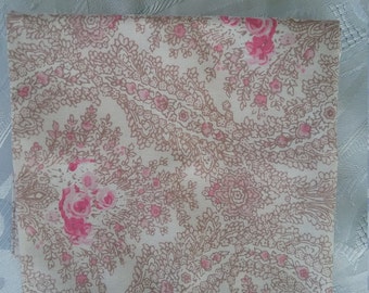 One Fat quarter//100% cotton//quilting fabric//pink roses//white//floral//craft//patchwork