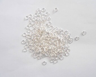 10 grams of jump rings open, bright silver plated, 4 mm. (9251033)
