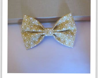 Bow tie, hair 2 in 1 beige and white flower petal clip