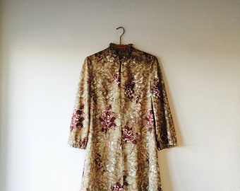 1960s floral print mini dress with keyhole front.// size small - medium