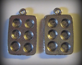 4 Silver Pewter Muffin Tin Charms (qb61)