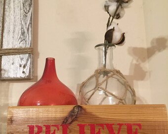 Natural pallet wood Believe in red