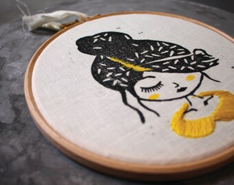 Decorative 15 cm - Peddler-woman - Ecofriendly - Handmade embroidery