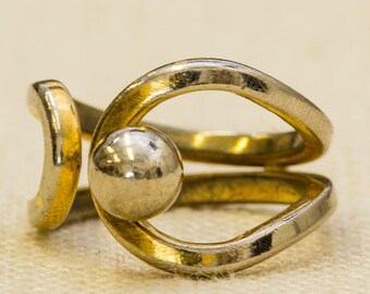 Abstract Gold and Silver Vintage Ring Twisted Metal Bead Mod US Womens Size 6.5 7RI
