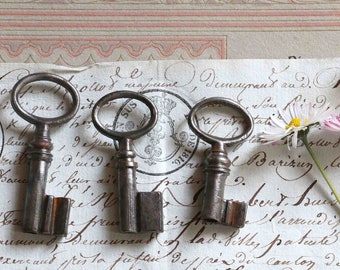 3 old little french keys : 1,6" , 1,8" et 2"