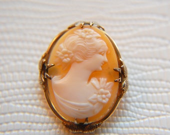 1940's Carved Conch Shell Classic Cameo Gold Plated Brooch
