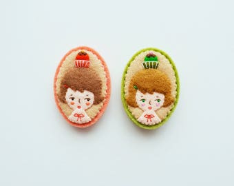 Baker Girl Felt Brooch / Cupcake Lover Pin / Cupcake Girl Felt Brooch / Felt Girl Pin / Cupcake Brooch / Miniature Portrait Pin / Baker Pin