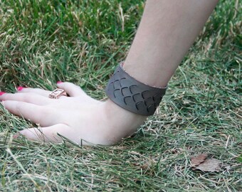 Smooth Scales Leather Bracelet