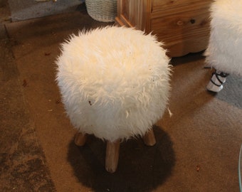 Stool made of synthetic hair