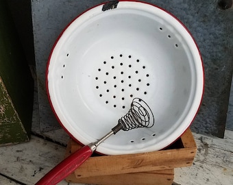 Vintage Enamelware / Vintage Colander / Vintage Strainer / Vintage Kitchen / Vintage Farmhouse / Cottage / Rustic / Farmhouse Kitchen