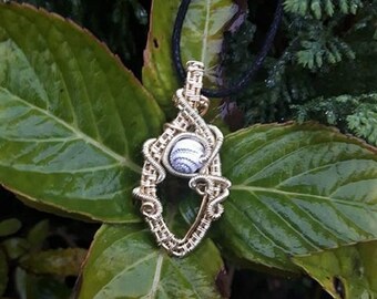 Necklace in aluminum with white bead.