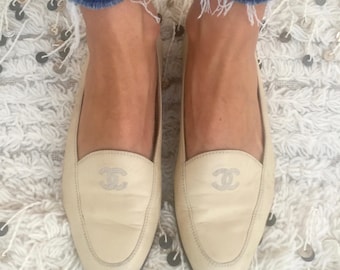 Vintage CHANEL CC Embroidered Logo Leather Beige Cream Tan Loafers Flats Driving Shoes Smoking Slippers Ballet Flat 38.5 us 8 - 8.5