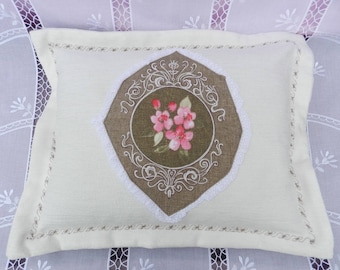 CUSHION STYLE VINTAGE, SHABBY CHIC AND CHARM *.