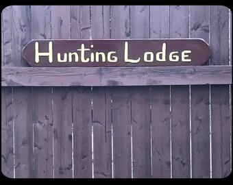 Wooden sign: hunting lodge