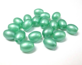 20 green glass oval beads shiny 9x6mm