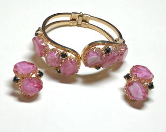 Vintage Juliana clamper bracelet with matching earrings, pink givre art glass and black rhinestones, DeLizza & Elster set demi parure, 1960s