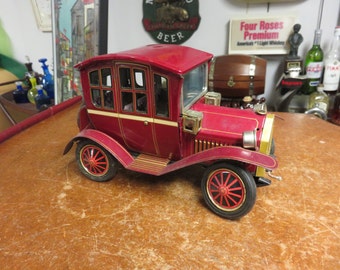 Vintage Tin Litho Old Car Battery Operated Toy