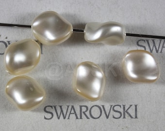 10 pcs Swarovski Crystal Pearl 5826 Curve Twisted Pearl 9mm x 8mm - Cream