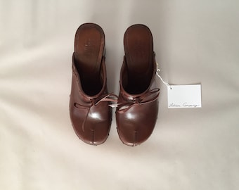dark chestnut leather clogs | wooden platform high heel clogs | leather bow clogs | 8