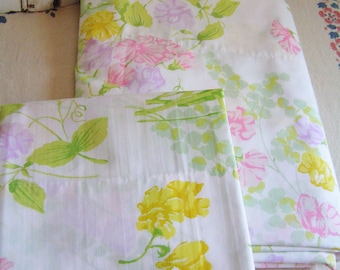 Vintage Twin Size Flat Sheet and Matching Pillow Case Cottage Chic Sweet Pea Flowers Wamsutta Ultracale Made in USA